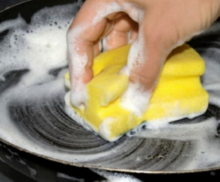 Πως θα καθαρίσεις γρήγορα ένα τηγάνι