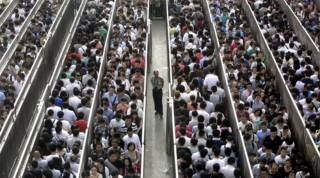 Σαν... σαρδέλες οι Κινέζοι στο μετρό του Πεκίνου!