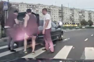 Βίντεο-ΣΟΚ στη Ρωσία! Άντρες κατέβηκαν από το αμάξι τους και απήγαγαν άτομο μέρα μεσημέρι!