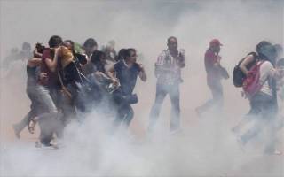 Χρήση δακρυγόνων και αντλιών νερού κατά διαδηλωτών στην Τουρκία