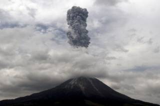 Ακυρώσεις πτήσεων στην Αυστραλία λόγω έκρηξης ηφαιστείου στην Ινδονησία