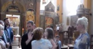 Ιερέας διακόπτει βάφτιση γιατί το παιδί δεν θέλει να βαφτισθεί-BINTEO