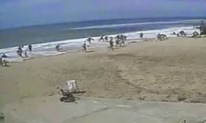 Δείτε κύμα τριών μέτρων να «καταπίνει» παραλία στην Οδησσό (Βίντεο) 