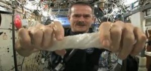 Δείτε τι θα γίνει όταν στύψεις μια βρεγμένη πετσέτα στο διάστημα! [Βίντεο]
