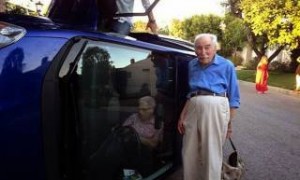 Η γιαγιά εγκλωβισμένη στο αμάξι και ο παππούς ποζάρει! (fotos)
