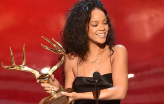 Δείτε το βραβείο που πήρε η Rihanna στα «Guys Choice Awards»