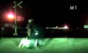 Τέξας: Ήρωας αστυνομικός σώζει γυναίκα λίγο πριν την πατήσει τρένο! (Βίντεο)