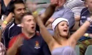 Απίστευτο βίντεο: Δείτε τι έκανε στη γυναίκα του μες στο γήπεδο! (Βίντεο)