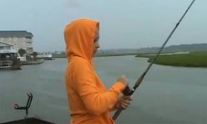 Βρε τι μπορεί να πάθει κανείς ενώ ψαρεύει ανέμελα… (Βίντεο)