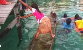Κοριτσάκι «σώζει» βυθισμένη βάρκα κάνοντας απίστευτο κόλπο [Βίντεο]