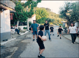 Τα απογεύματα των παιδικών μας χρόνων, στην πλατεία με μια μπάλα... (εικονες)
