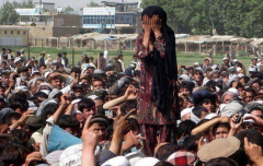 9χρονο κορίτσι σε δημοπρασία στο Αφγανιστάν! Η φωτογραφία που συγκλονίζει!