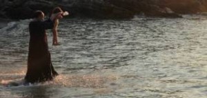 Στη Μάνη το καλοκαίρι τα βαφτίσια γίνονται στη θάλασσα [εικόνες-βίντεο]