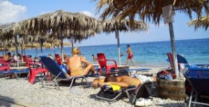  Η νέα μόδα στις παραλίες της Αττικής – Δείτε πως κυκλοφορούν! (φωτό) 