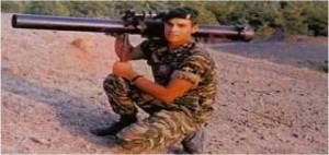 Κύπρος 1974: Όταν ο αλεξιπτωτιστής Μανώλης Μπικάκης κατέστρεφε τα τουρκικά άρματα 