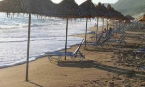 Ταμπέλα που κάνει θραύση σε παραλία της Αττικής (foto)