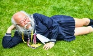 Ρε έχουνε ξεφύγει εντελώςςςςςς...Ο κύριος αυτός είναι η πιο διάσημη μαθητριούλα της Ιαπωνίας! (Βίντεο)