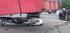Κίνα: Κοντέινερ καταπλάκωσε αυτοκίνητο και όμως οι επιβάτες βγήκαν ζωντανοί [Συγκλονιστικες εικόνες]