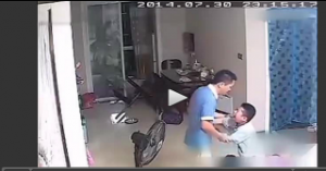 ΒΙΝΤΕΟ ΣΟΚ: Άνδρας χτυπάει τη γυναίκα του μπροστά στα παιδιά του... [video]