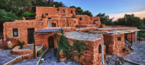 Οι ξενοδόχοι στην Κρήτη που έκαναν τη διαφορά -Απλώς αναπαλαίωσαν τα 300 ετών σπιτάκια από πέτρα και χώμα, δεν έβαλαν ρεύμα και οι τουρίστες κάνουν ουρά [εικόνες] 