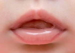 Γιατί το σάλιο είναι το θαυματουργό υγρό του στόματος;