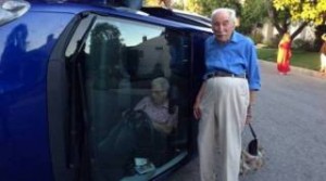  Θεός ο παππούλης: Η γυναίκα του εγκλωβισμένη στο αμάξι και εκείνος έβγαζε ατάραχος αναμνηστικές φωτογραφίες! 