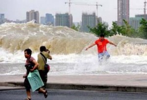 Τεράστιο παλιρροιακό κύμα έπιασε απροετοίμαστους δεκάδες θεατές στην Κίνα (photos)