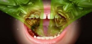 Τι προκαλεί την κακοσμία του στόματος και πώς θα απαλλαγείτε