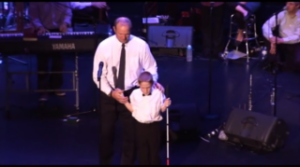  10χρονο αυτιστικό αγόρι με φωνή αγγέλου εκφράζει το πάθος του και κάνει το ακροατήριο να ξεσπάσει σε χειροκροτήματα 