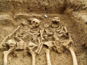 Τους βρήκαν πιασμένους χέρι – χέρι 700 χρόνια μετά... (εικόνες)