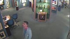 Βίντεο: Μπήκε σαν κύριος κι έκλεψε πίνακα από γκαλερί