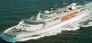 Ελληνόκτητο πλοίο με 500 Γερμανούς τουρίστες έσπασε το εμπάργκο της Ε.Ε. και έδεσε στην Κριμαία