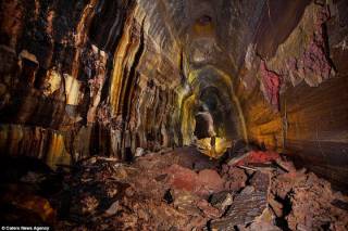 Τι κρύβεται κάτω από τη Γη : Απίστευτες φωτογραφίες μέσα σε σπηλιά λάβας εκατοντάδες μέτρα υπόγεια (photos)