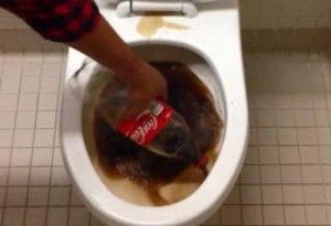 Δείτε τι κάνει η Coca Cola σε μια βρώμικη τουαλέτα (Video)