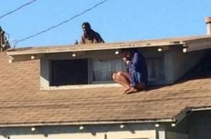 Τρομακτική φωτογραφία: Γυναίκα σκαρφάλωσε στη στέγη του σπιτιού της για να κρυφτεί από τον κλέφτη που εισέβαλε στο σπίτι της