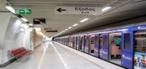 Απίστευτο! Σταμάτησε το μετρό στο Μοναστηράκι για να κάνει την ανάγκη του στις γραμμές (vid)