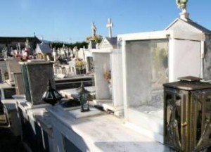Αχαΐα: Βρήκαν λίρες στον τάφο του παππού - Απίστευτο το επικρατέστερο σενάριο για το πώς βρέθηκαν εκεί