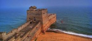 Η κεφαλή του παλιού Δράκου: Το άγνωστο τμήμα του Σινικού Τείχους που καταλήγει στο νερό και γίνεται ένα με τον ωκεανό [Εικόνες]