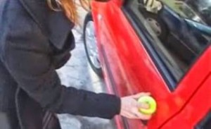 Πως να ξεκλειδώσετε την πόρτα του αυτοκινήτου σας με ένα μπαλάκι του τένις! VIDEO