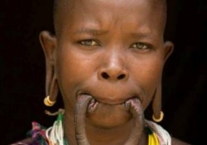 Δεν θα πιστεύετε τι μπορεί να κάνει αυτή η γυναίκα από την Αιθιοπία με το στόμα της! (εικόνες) 