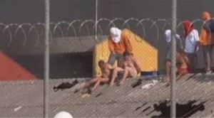 Βίντεο: Κρατούμενοι βασανίζουν σοφρωνιστικούς υπαλλήλους που κρατούν ομήρους