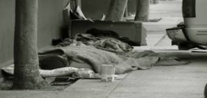 Guardian: Ανθρωποι άστεγοι στους δρόμους της Αθήνας που πριν είχαν μια καλή δουλειά
