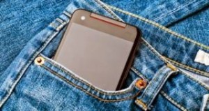 Προσοχή: Τι θα πάθετε αν βάζετε το κινητό στην τσέπη του παντελονιού – Σίγουρα δεν θα το ξανακάνετε 