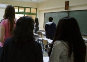 Τρίκαλα: Οι μαθητές περίμεναν την καθηγήτρια γυμνοί στην τάξη - Σάλος από το βίντεο που αναγκάστηκαν να δείξουν!