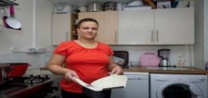 Βρετανία: Ανακάλυψε ένα πτώμα πάνω από την κουζίνα της όταν άρχισαν να πέφτουν σκουλήκια!