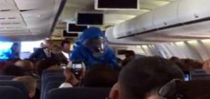 Τι γίνεται όταν επιβάτης αεροπλάνου κάνει πλάκα ότι έχει Έμπολα (vid)