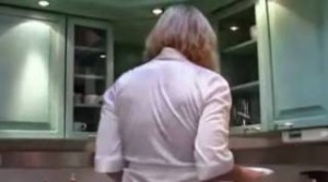 Πιτσιρικάς τράβηξε βίντεο την ΜΑΝΑ του που καθάριζε την κουζίνα και τους τρέλανε όλους! Δείτε το...