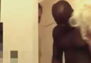 ΕΠΙΚΟ Backstage βίντεο: Η Τζούλια τρόμαξε όταν ο μαύρος έβγαλε το μπουρνούζι... [video]