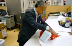 Εντυπωσιακό: Δείτε τον τρόπο με τον οποίο τυλίγουν τα δώρα στην Ιαπωνία! [ΒΙΝΤΕΟ]