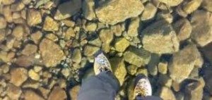 Περπατώντας πάνω στο... νερό -«Μαγική» εικόνα από βόλτα ορειβατών στην επιφάνεια λίμνης [βίντεο]